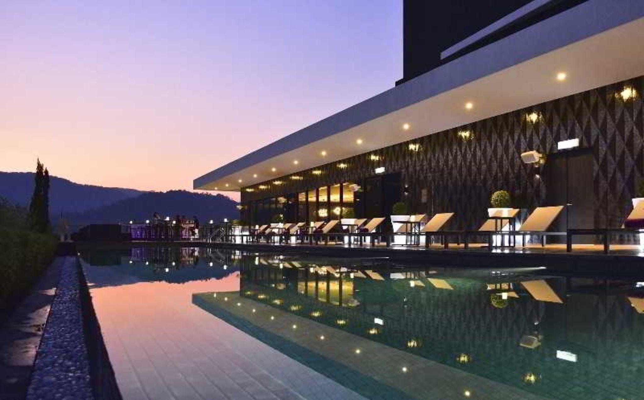 G Hotel Kelawai Tanjung Tokong Exterior photo The hotel's pool